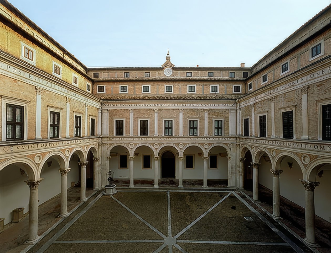Innenhof des Palazzo Ducale in Urbino von Luciano Laurana