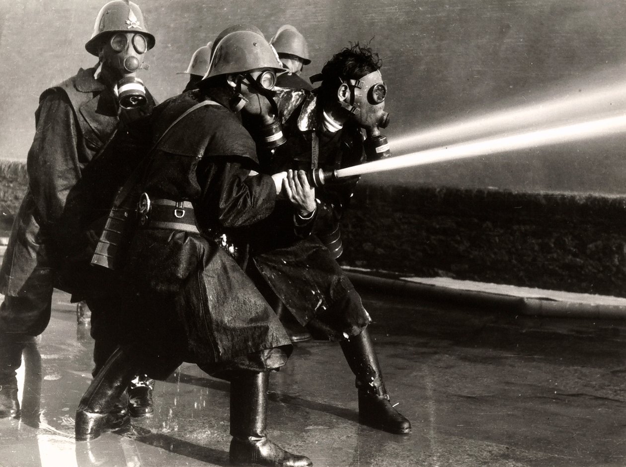 Einige Feuerwehrmänner bei der Arbeit mit Gasmasken und Feuerstöpseln, 1950-60 von Luigi Betti