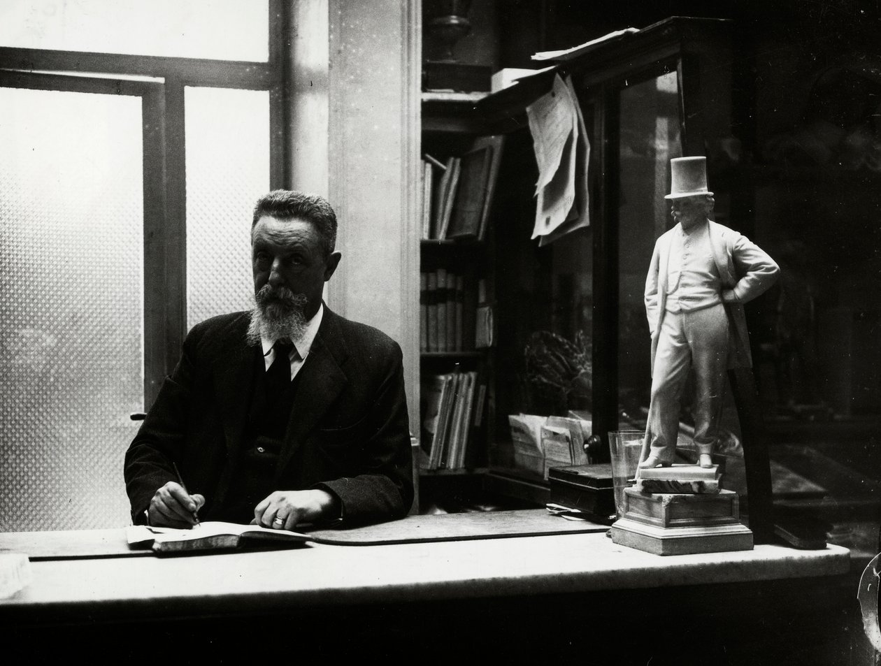 Herr Gubinelli, letzter Manager des Antico Caffè Greco in der Via Condotti von Luigi Leoni