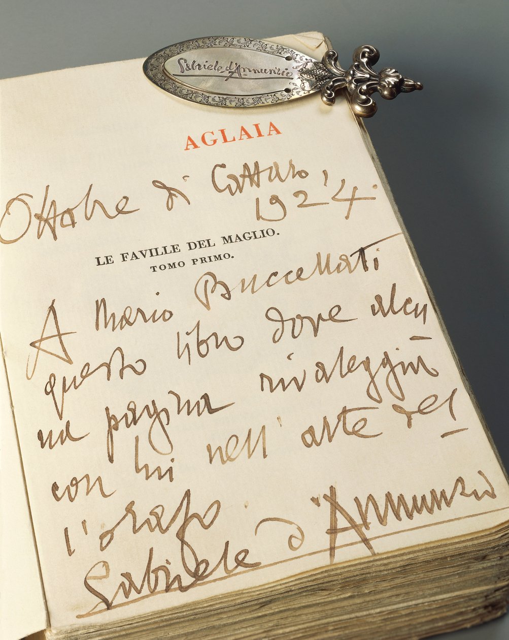Silbernes Lesezeichen mit verziertem Griff, handgraviert mit natürlichen Motiven und autografischer Signatur von Gabriele D
