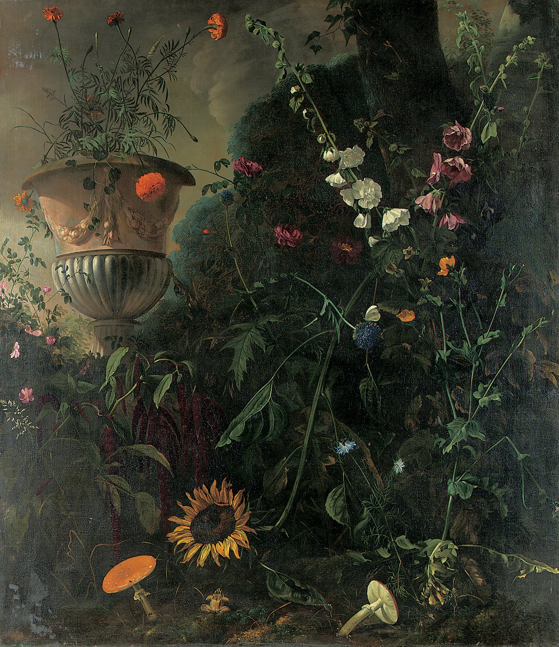 Stockrosen, Rosen, eine blaue Spitzenblume, Sonnenblume und Pilze, mit Ringelblumen in einer Urne bei einem Baum von Matthias Withoos