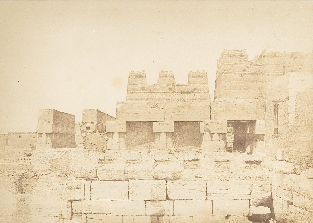 Taubenschläge auf der südlichen Kolonnade des Palastes von Amenophis III., in Luxor, Theben von Maxime Du Camp