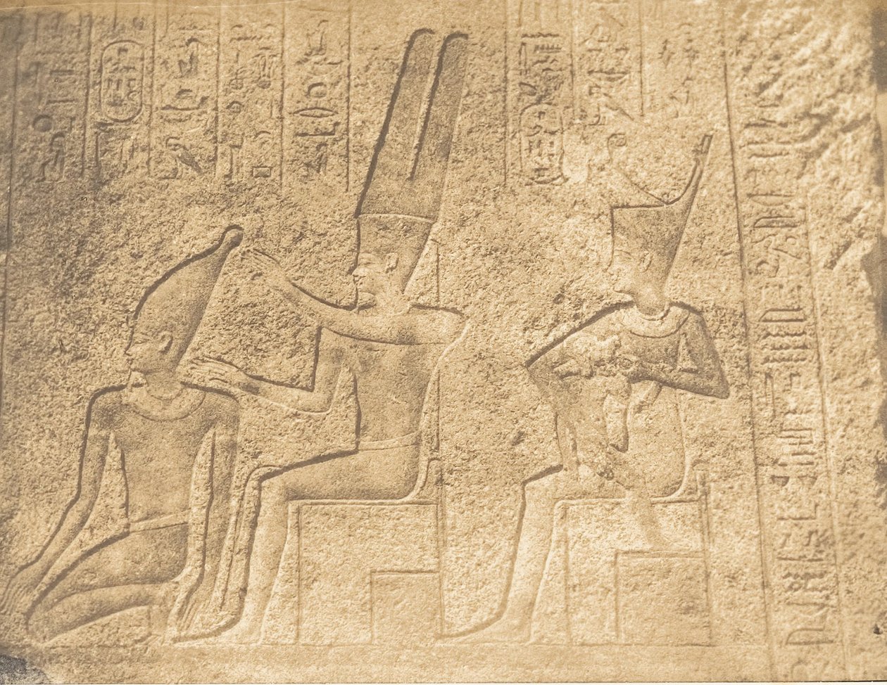 Äußere Skulpturen des Granitheiligtums des Palastes von Karnak, Ammon sichert die c..., 1849-50 von Maxime Du Camp