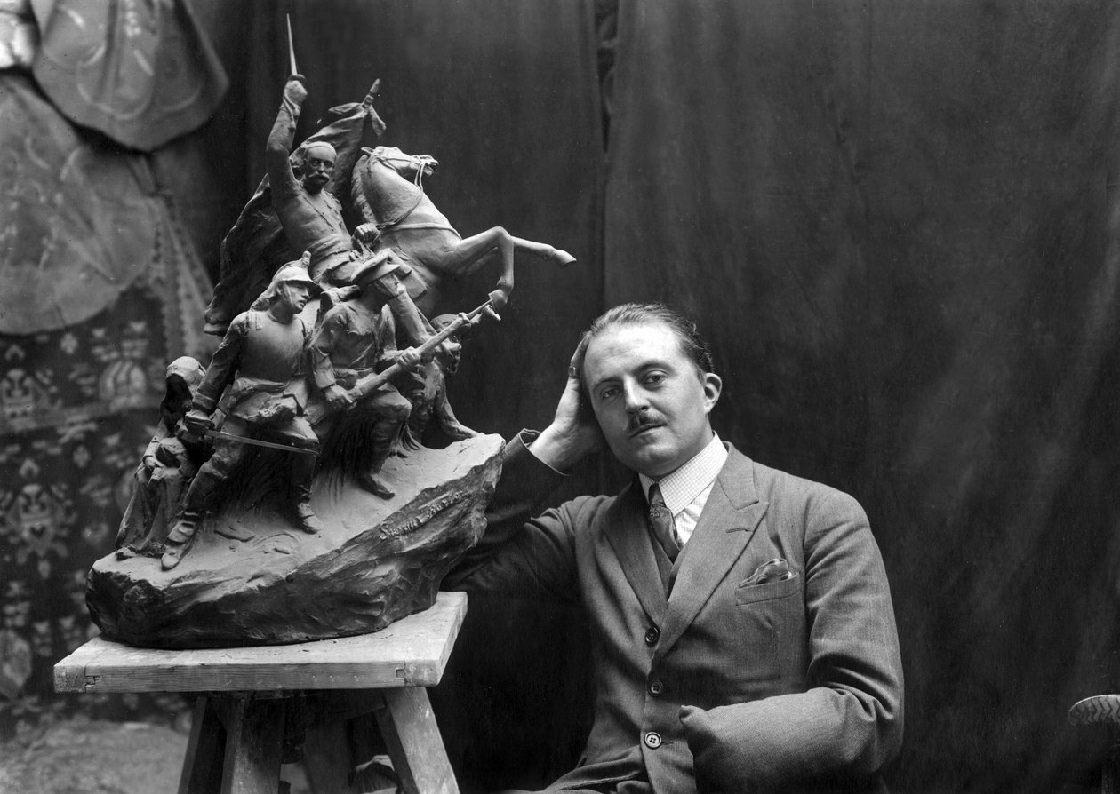 Maxime Real Del Sarte (1888-1954), Bildhauer und kriegsversehrter Veteran mit der Skulptur von Edward VII in Biarritz von Maxime Real del Sarte