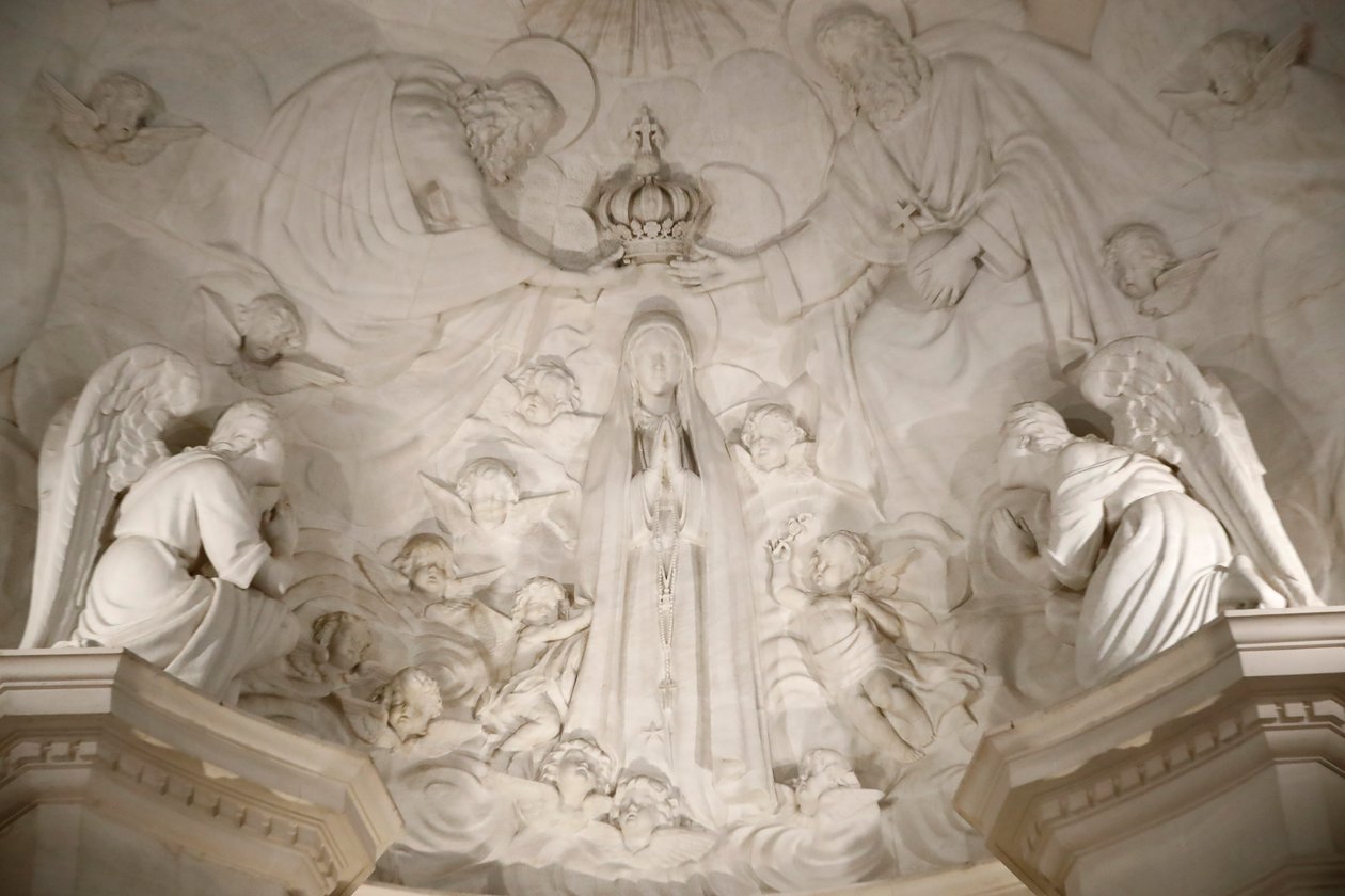 Fatima-Heiligtum. Innenraum der alten Basilika von Fatima. Die Krönung der Jungfrau. Portugal. von Maximiano Alves
