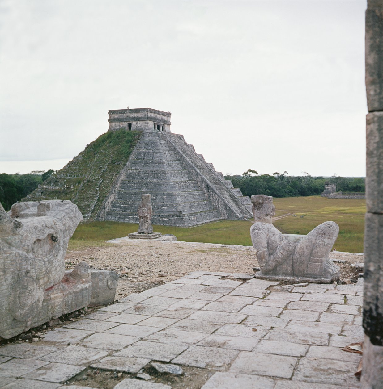 El Castillo, Blick vom Tempel der Krieger, zeigt Chacmool von Mayan