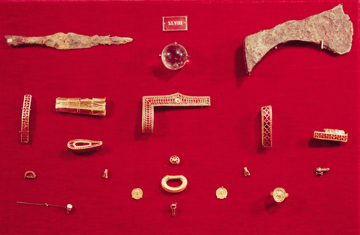 Auswahl an Schmuck und Waffen aus dem Schatz von Childerich (Gold und ...