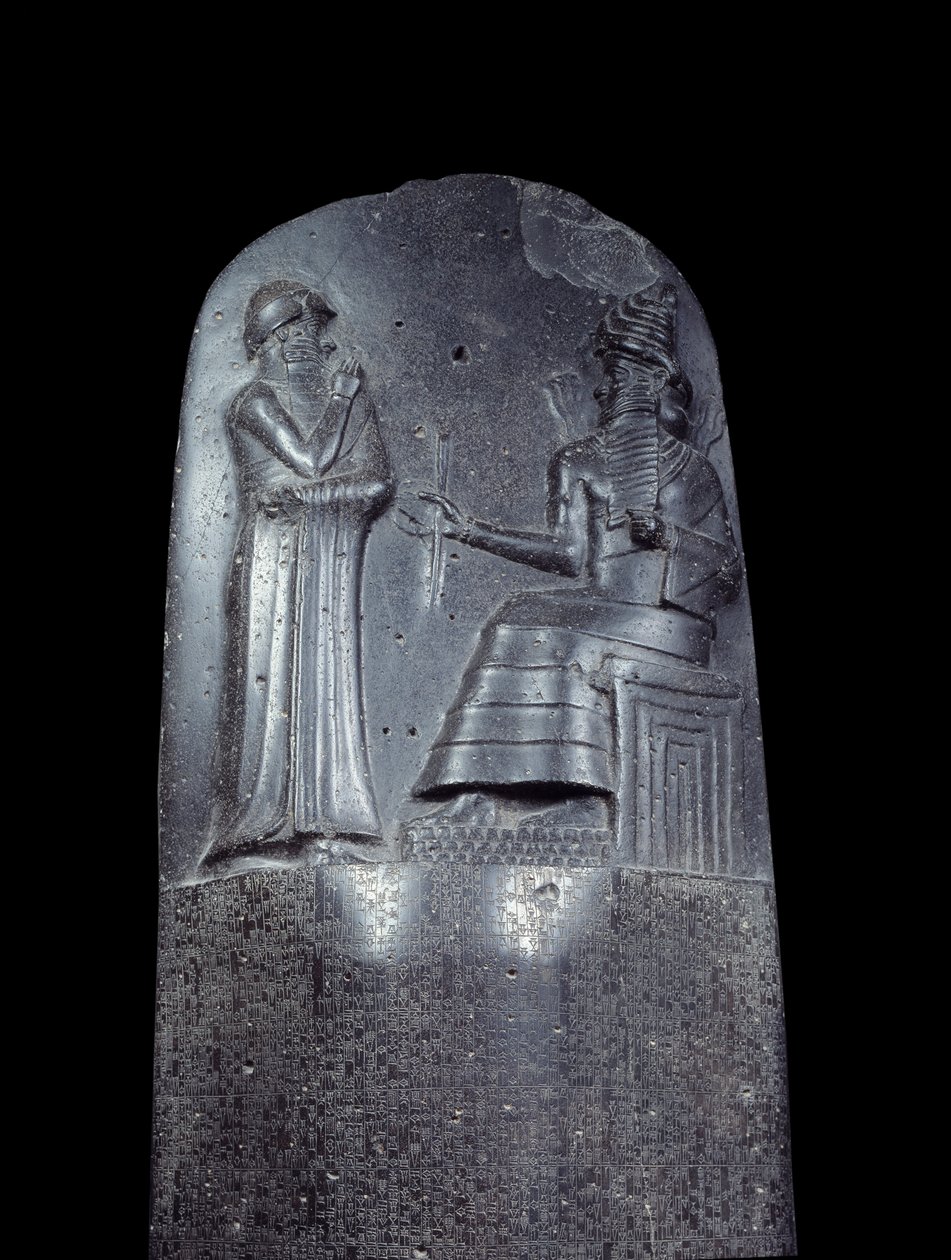 Mesopotamien: Stele aus Diorit mit dem Gesetzescode von Hammurabi. Sie ist mit Keilschriftinschriften bedeckt und oben steht König Hammurabi vor dem Sonnengott Mesopotamiens, Shamash, der Gottheit der Gerechtigkeit von Mesopotamian