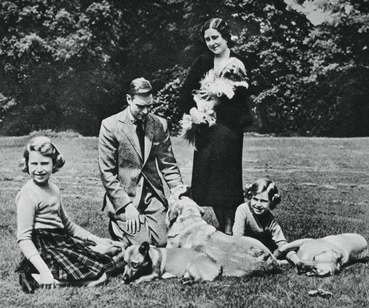 Königliche Familie als glückliche Gruppe von Hundeliebhabern, 1937 von Michael Chance