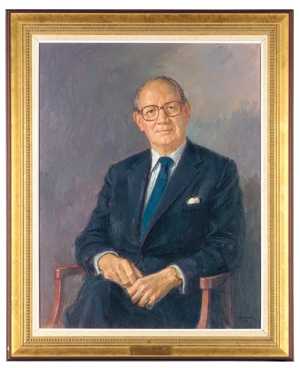 Porträt von Lord Aldington, sitzend im dunklen Anzug von Michael Noakes