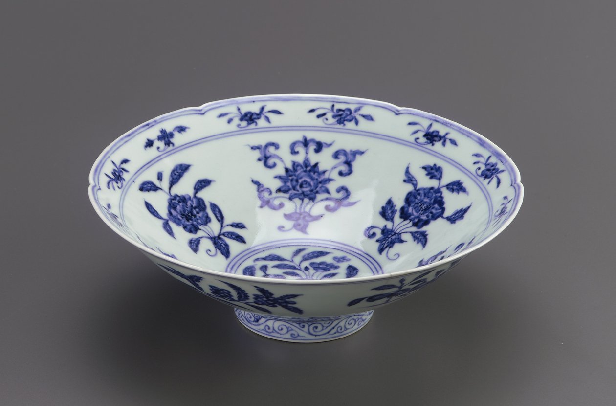 Schale mit konischen Seiten und blattförmigem Rand, Jingdezhen, Provinz Jiangxi, 1426-35 von Ming Dynasty Chinese School