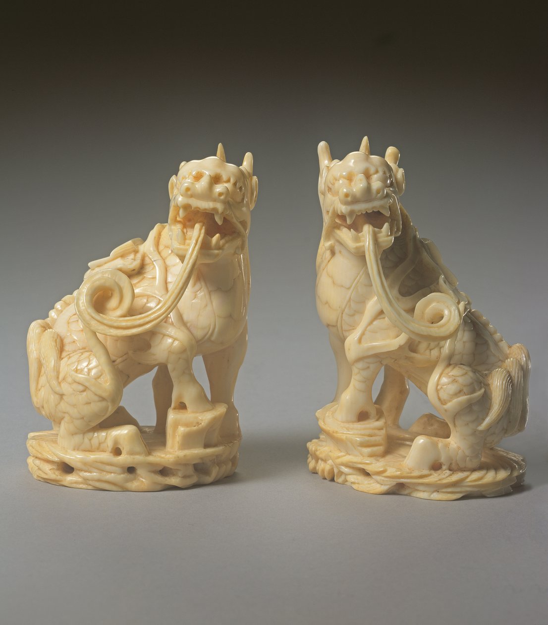 Paar geschnitzte Qilin von Ming Dynasty Chinese School