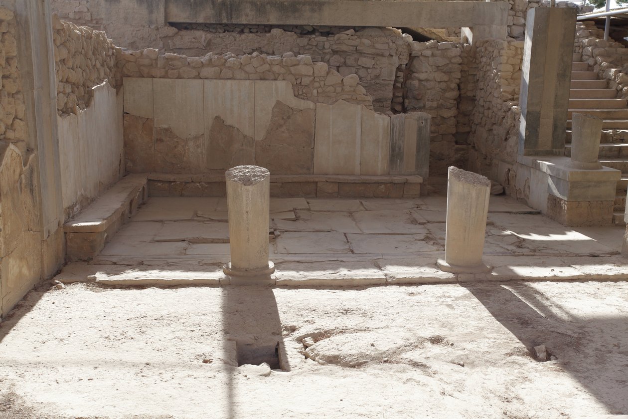 Minoische archäologische Stätte von Phaistos. Das Megaron der Königin (die Gemächer der Königin). Der südlichste der königlichen Apartments von Phaistos. Der Boden war mit Gipsplatten und rotem Putz ausgefüllt. von Minoan
