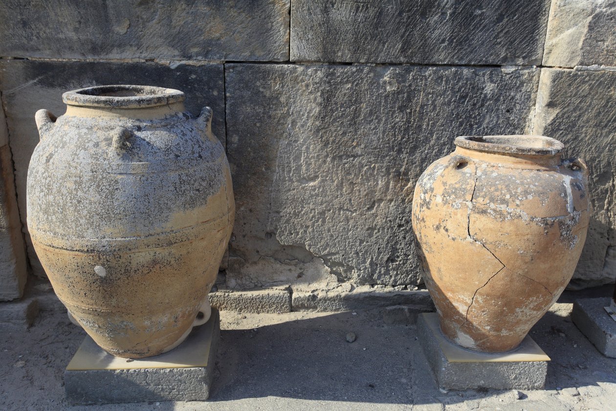 Minoische archäologische Stätte von Phaistos. Große Pithoi (Lagerkrüge), gefunden am zentralen Hof. Kreta. von Minoan
