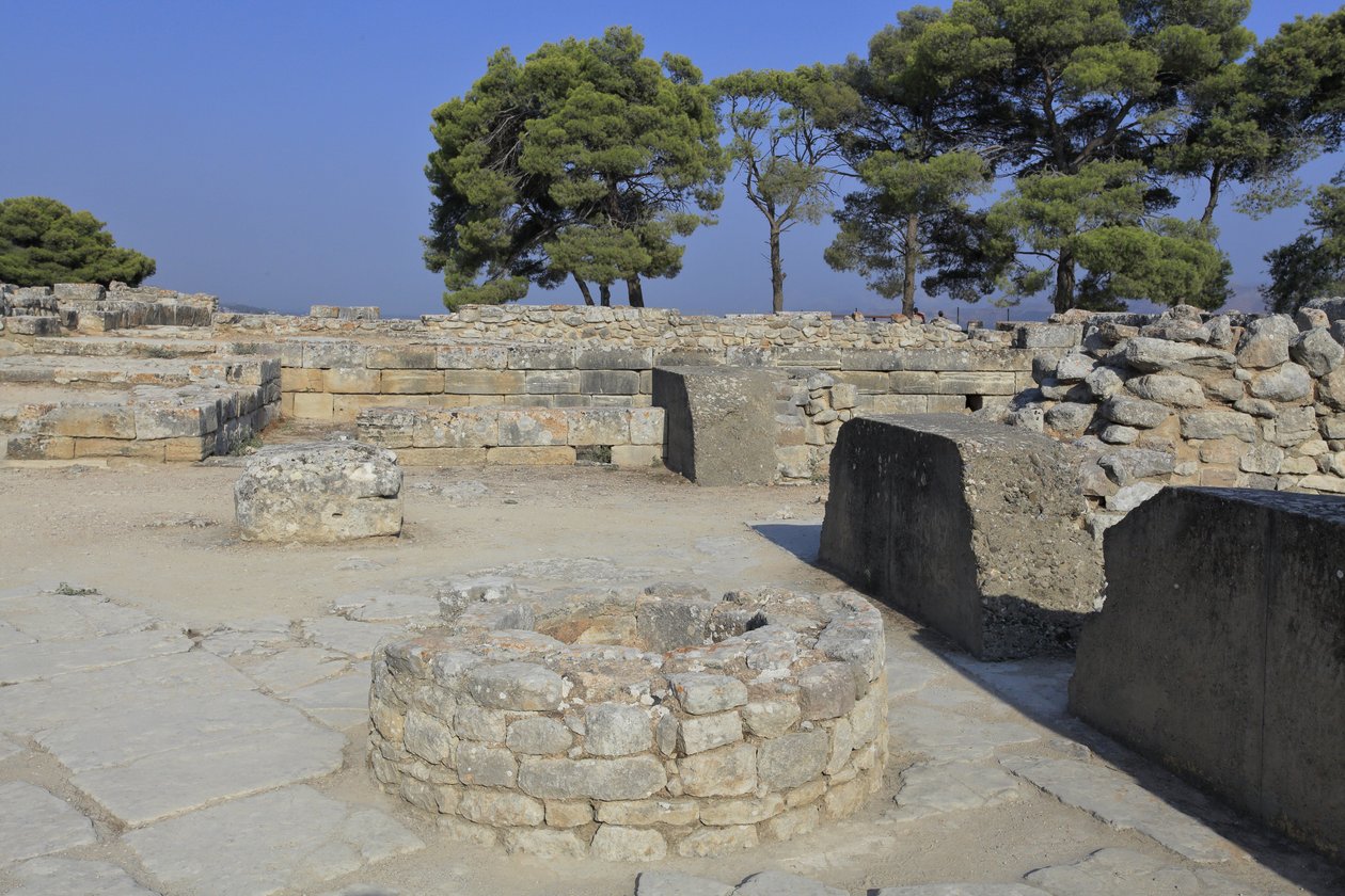 Minoische archäologische Stätte von Phaistos. Teil des Nordostkomplexes. Komplex von vier Räumen, die direkt an den alten Palast angrenzen. Diese Räume wurden zur Aufbewahrung wertvoller Ritualgefäße genutzt. Die berühmte „Phaistos-Scheibe“ mit hieroglyphi von Minoan