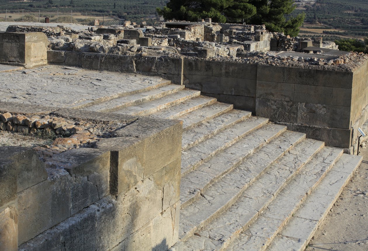 Minoische archäologische Stätte von Phaistos. Treppe, die im Westhof beginnt und zu den Propyläen führt, dem Haupt- und beeindruckendsten Eingang zum neuen Palast (1700-1450 v. Chr.). Phaistos, Kreta. von Minoan