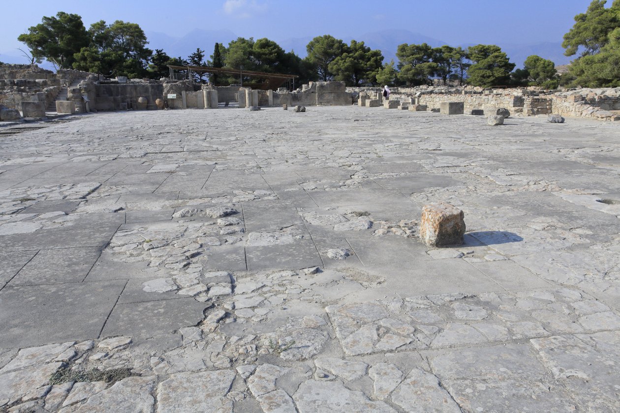 Minoische archäologische Stätte von Phaistos. Der zentrale Hof, ein grundlegendes architektonisches Element des minoischen Palastes. Es ist ein Kern, um den die verschiedenen Flügel angeordnet sind. Dieser zentrale Hof wurde zur Zeit des alten Palastes (19 von Minoan