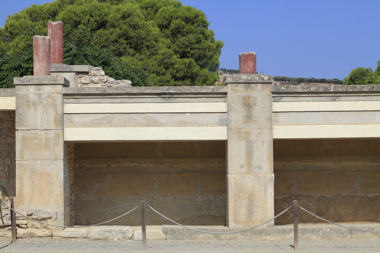 Minoische archäologische Stätte von Knossos. Westflügel; Bereich genannt „Tripartite Shrine“ von A. Evans. Im Inneren des Schreins wurden viele religiöse Objekte wie Tontafeln oder Tonabdrücke gefunden, die möglicherweise mit dem Archiv eines Schreins verb von Minoan