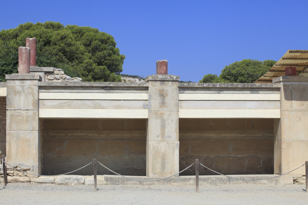 Minoische archäologische Stätte von Knossos. Westflügel; Bereich genannt „Tripartite Shrine“ von A. Evans. Im Inneren des Schreins wurden viele religiöse Objekte wie Tontafeln oder Tonabdrücke gefunden, die möglicherweise mit dem Archiv eines Schreins verb von Minoan