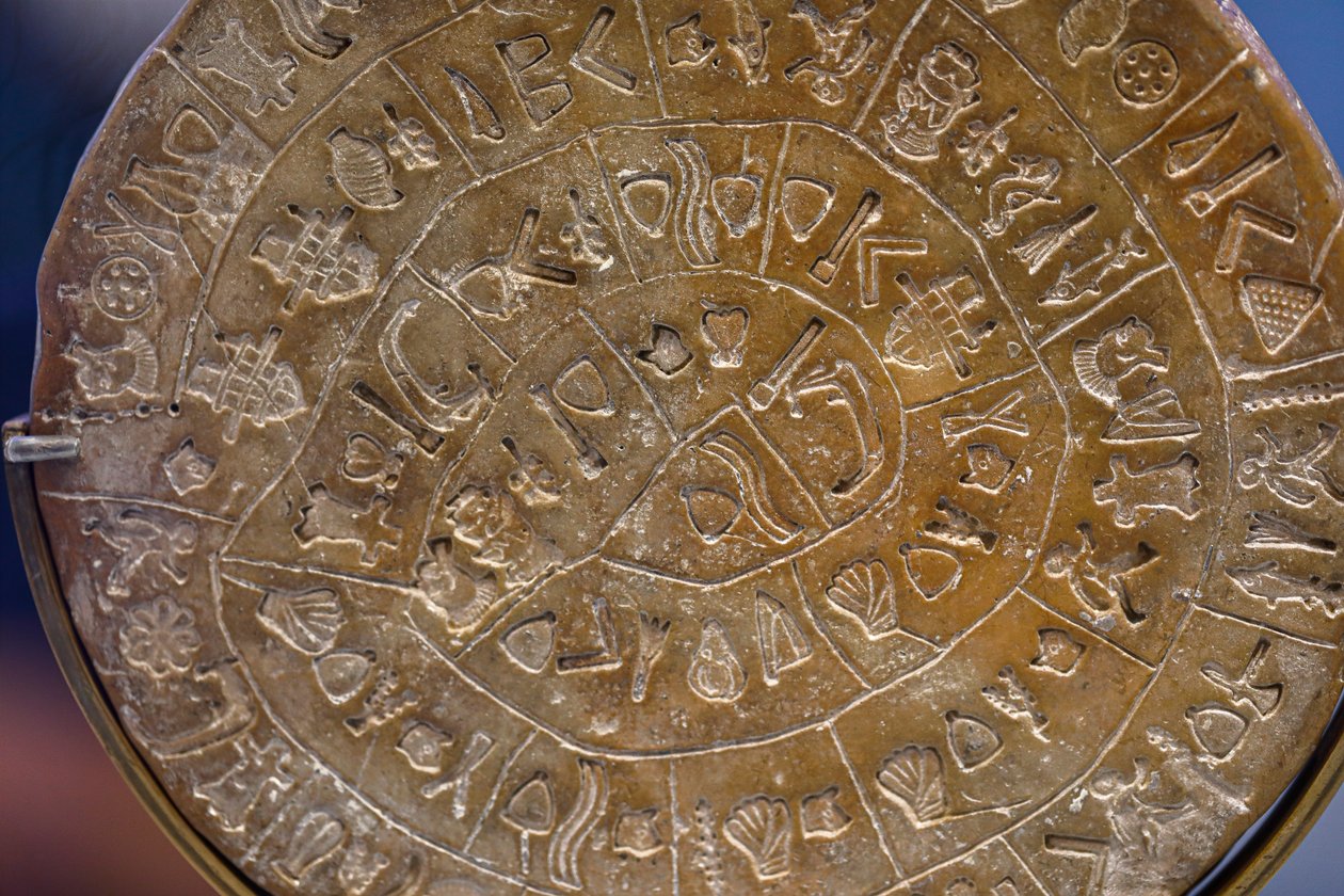 Phaistos-Scheibe. Symbolische Zeichen in einer Spirale angeordnet (Seite A), frühes 17. Jahrhundert v. Chr. von Minoan