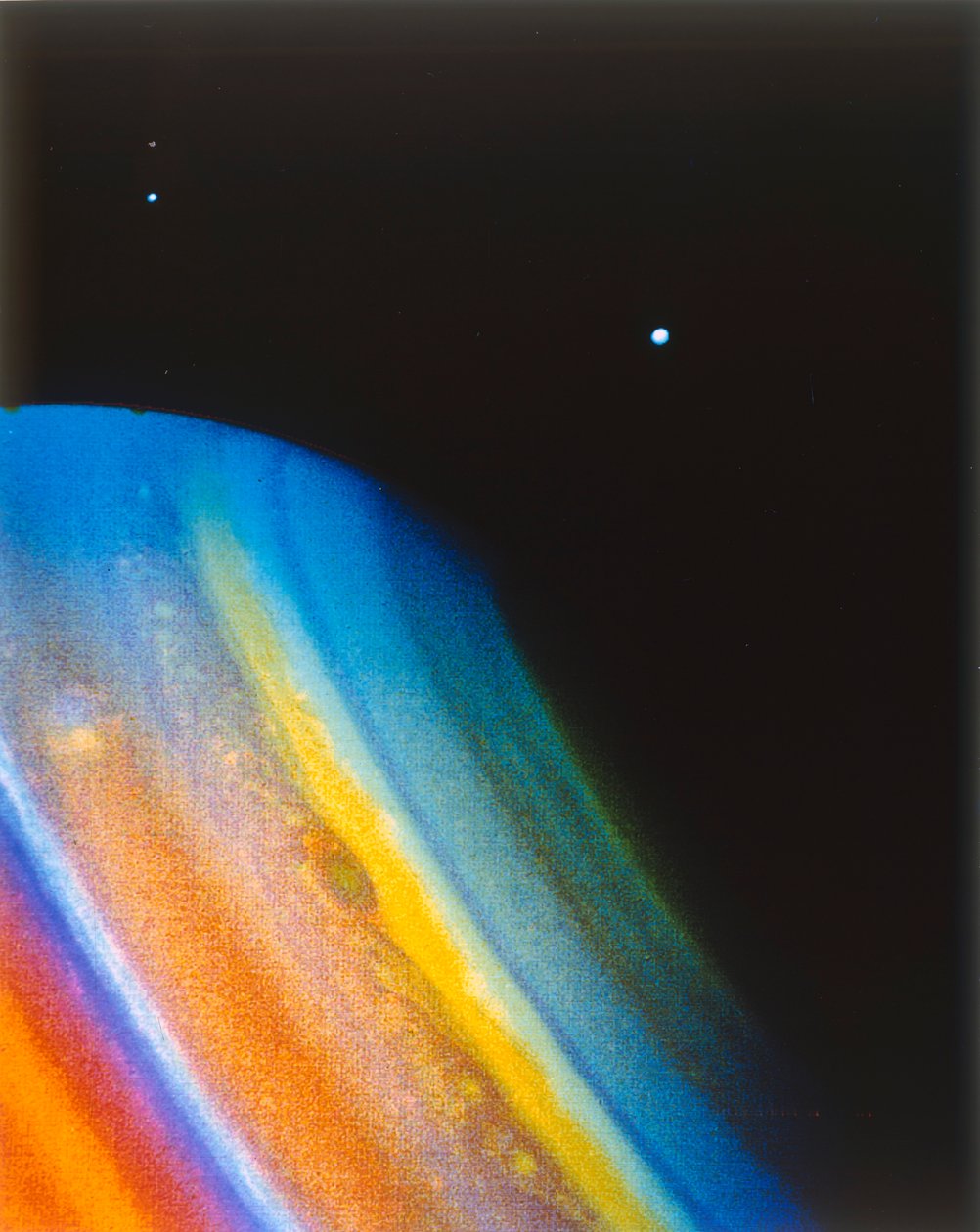 Saturn und sein Mond Dione, gesehen von der Raumsonde Voyager 2 von NASA Images