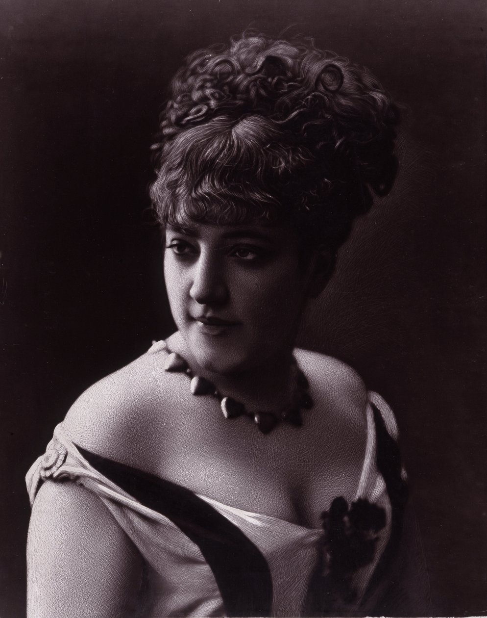 Porträt einer Frau. Gesicht einer Frau mit Dekolleté und einer Halskette mit herzförmigen Anhängern von studio of Nadar