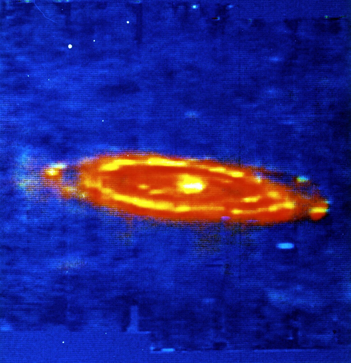 Andromeda-Galaxie (M 31) - Spiralgalaxie. Infrarotbild erstellt von IRAS (Infrarot-Astronomischer Satellit). Das am weitesten entfernte Objekt, das mit bloßem Auge sichtbar ist. von National Aeronautics and Space Administration National Aeronautics and Space Administration