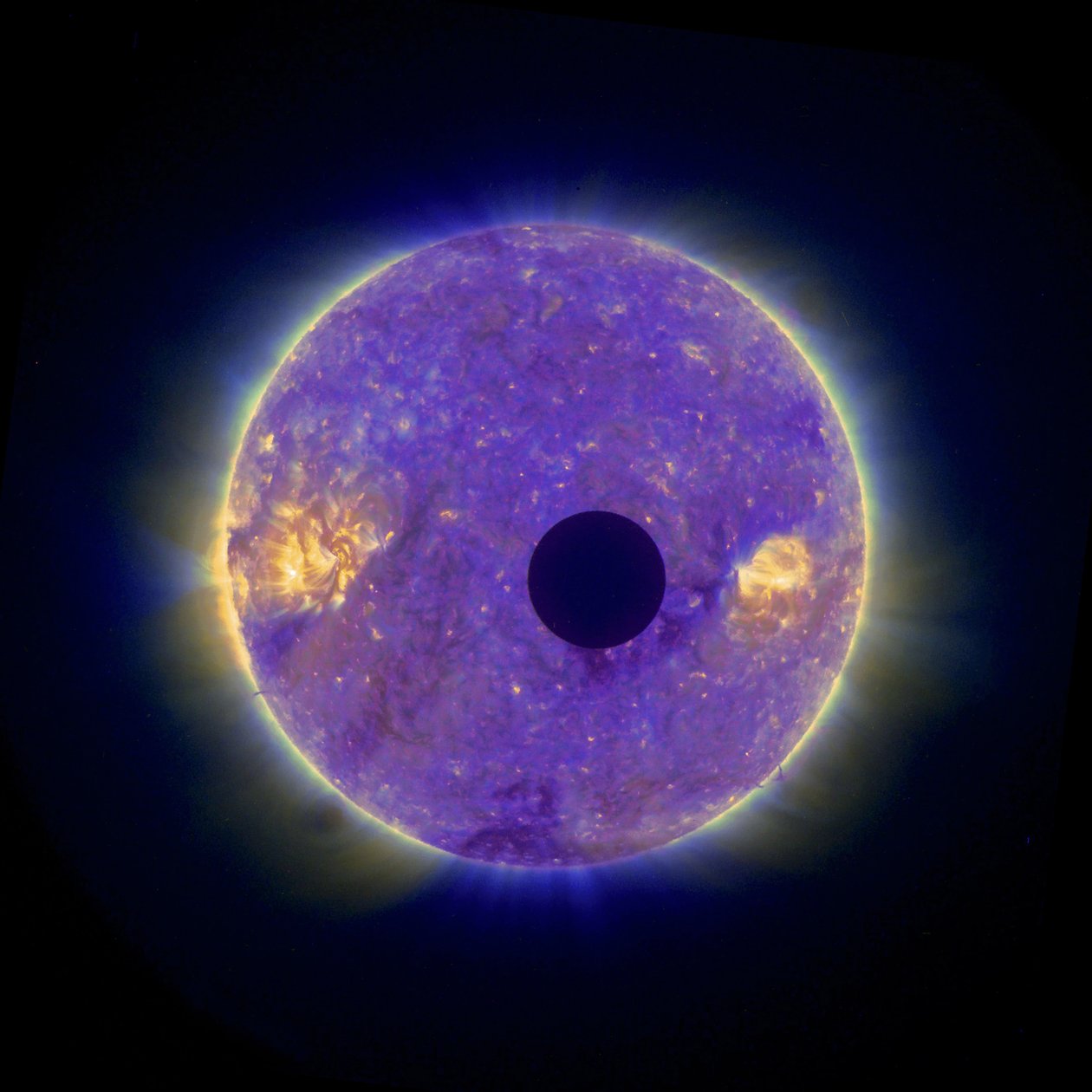 Sonnenfinsternis: Mond, der am 25. Februar 2007 vor der Sonne vorbeizieht und die Sonnenkorona zeigt. Wissenschaft Astronomie von National Aeronautics and Space Administration National Aeronautics and Space Administration