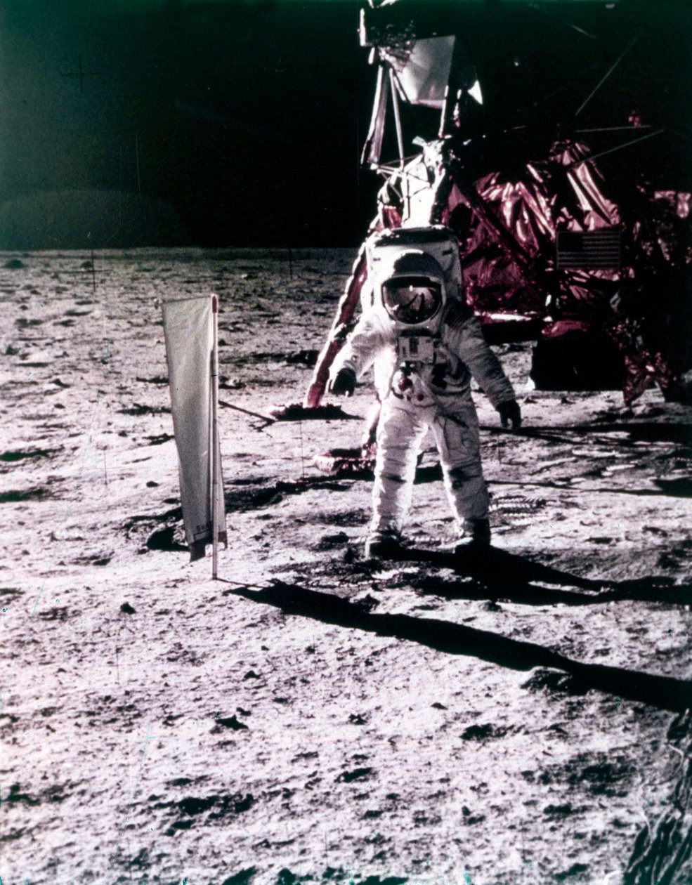 Buzz Aldrin setzt den Sonnenwindkollektor auf der Mondoberfläche ein, Apollo 11 Mission, Juli 1969 von Neil Armstrong