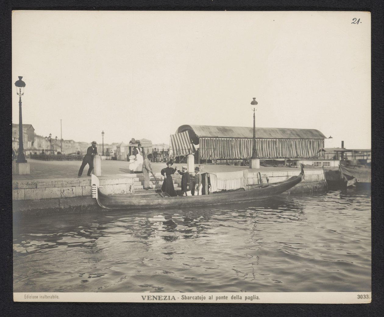 Gondel an einem Steg bei der Ponte della Paglia in Venedig von Neue Photographische Gesellschaft
