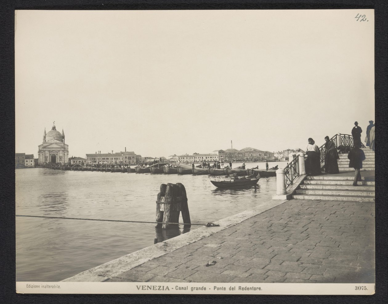 Pontonsbrücke über den Canal Grande in Venedig während des Festa del Redentore von Neue Photographische Gesellschaft