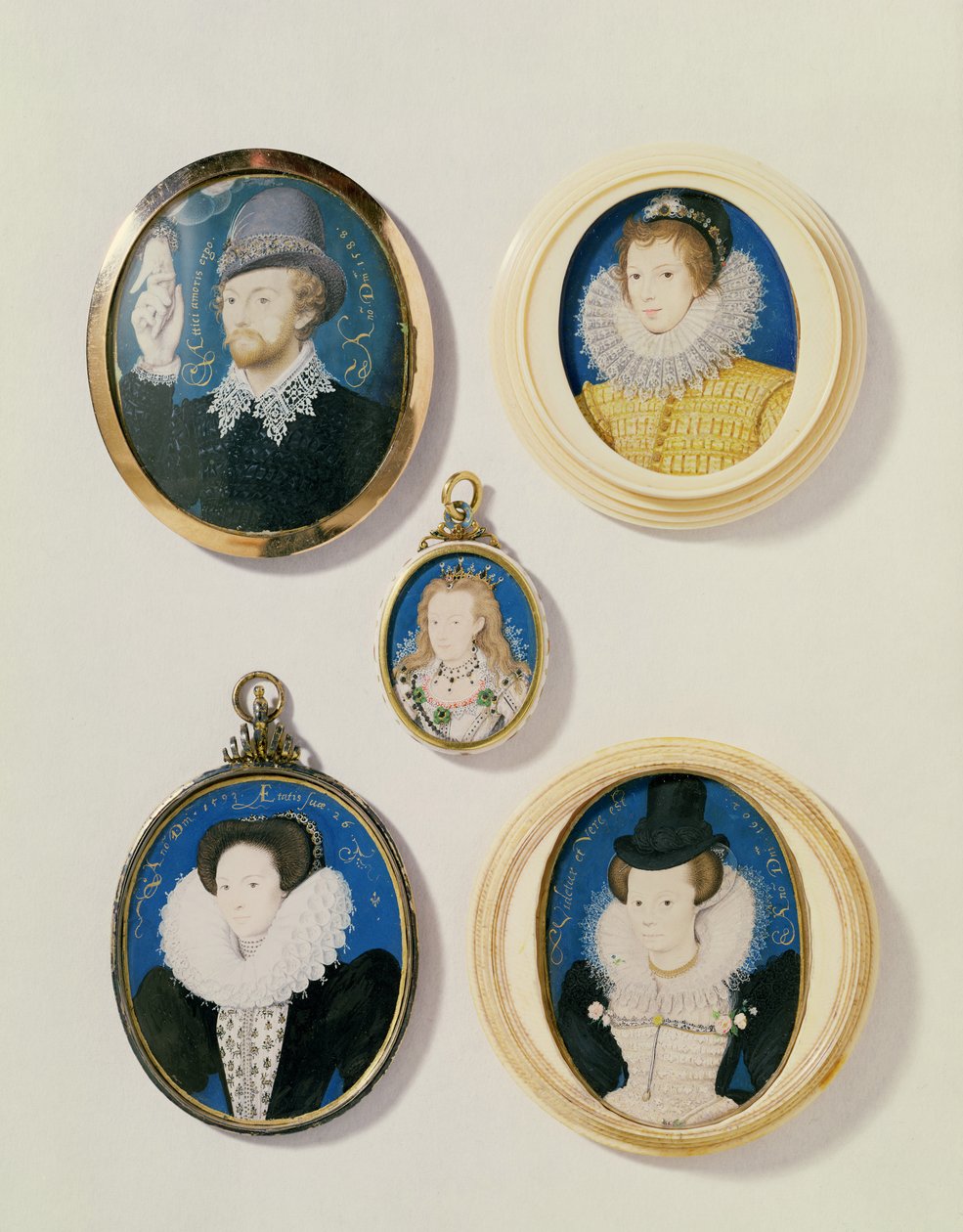 Miniaturen, von L nach R, T nach B: Mann mit einer Hand aus einer Wolke; Unbekannter junger Mann, 1588; Mrs. Holland im Alter von 26, 1593; Arabella Stuart, Herzogin von Lennox; Unbekannte Dame von Nicholas Hilliard