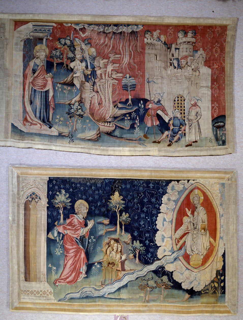 Wandteppich der Offenbarung (1373-1383), Nr. 72: Satan belagert die Stadt. Nr. 74: Johannes vor Christus. Tapisserie von Nicolas Bataille von Nicolas Bataille