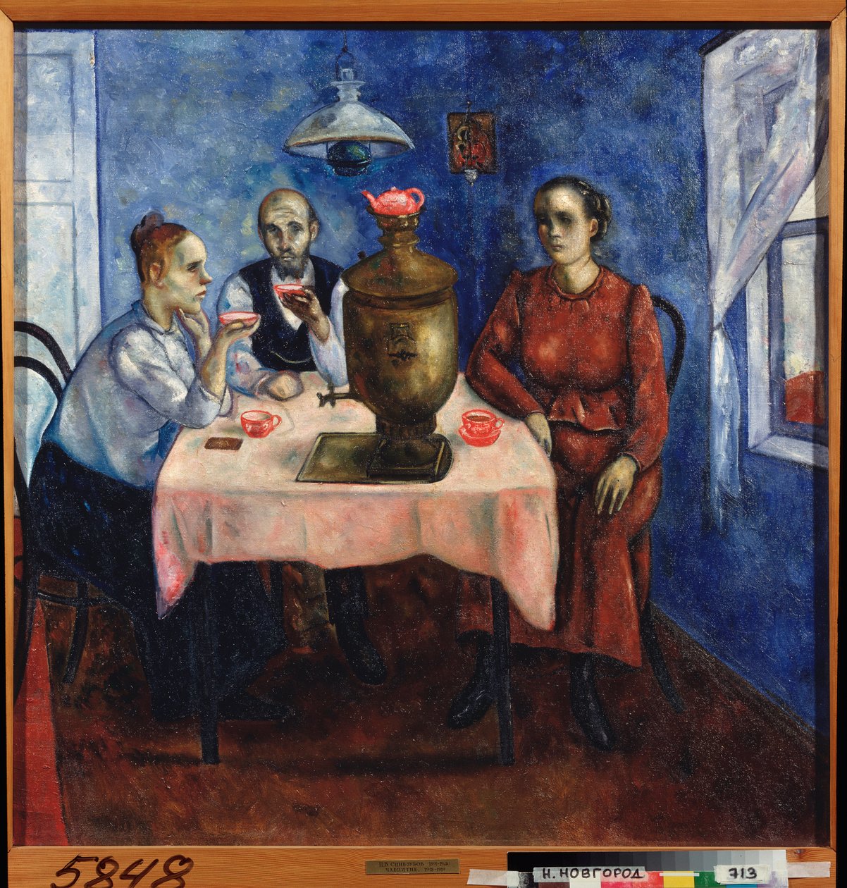 Teetrinken (Szene aus dem Alltag, eine traurige Familie trinkt Tee um einen Samowar) von Nikolay Vladimirovic Sinezubov