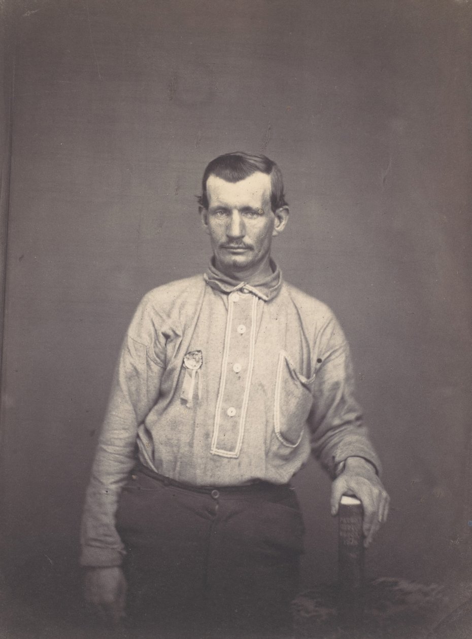 Mann hält Patentamtsbuch, ca. 1857 von Oliver H. Willard.