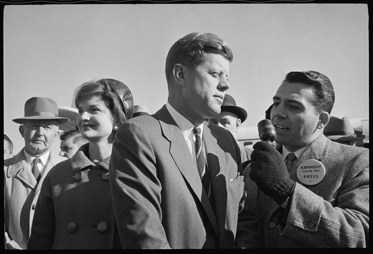 John F. Kennedy mit Reporter und Jackie Kennedy während der Wahlen von Orlando Suero