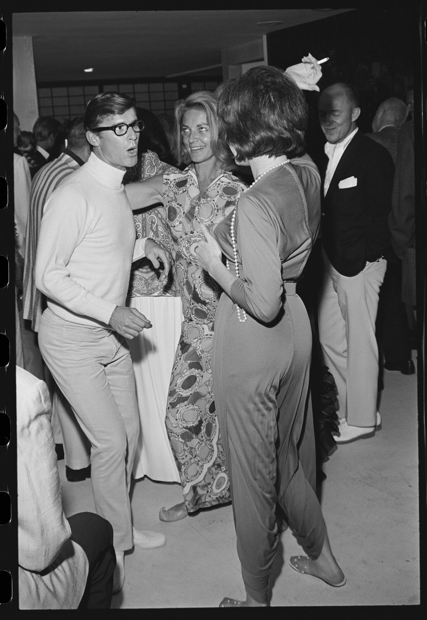 Roddy McDowall, Lauren Bacall und Shirley MacLaine auf einer Party in Malibu von Orlando Suero