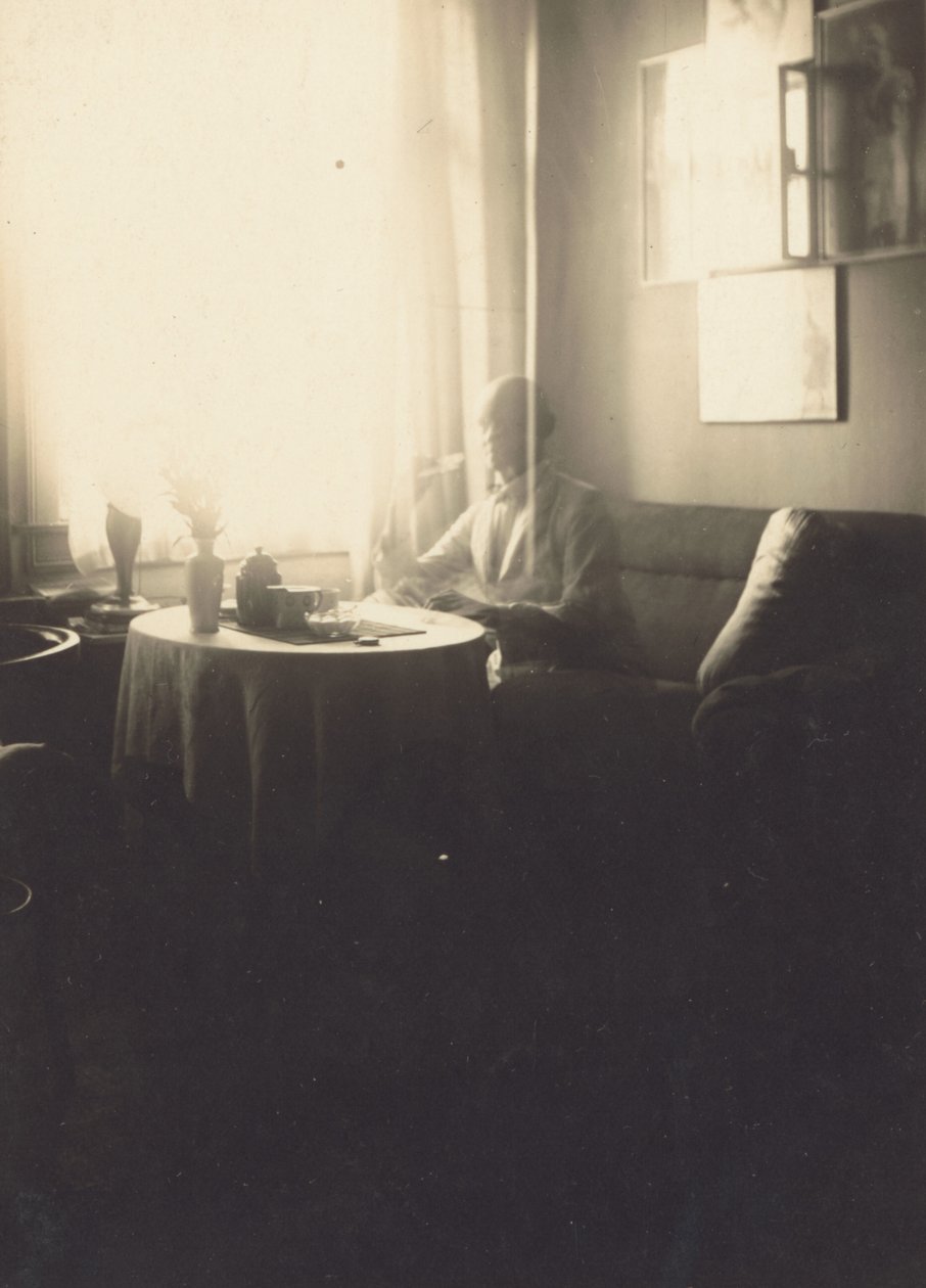 Oskar Schlemmer am Tisch mit Kaffeeservice in der Prellestraße von Oskar Schlemmer