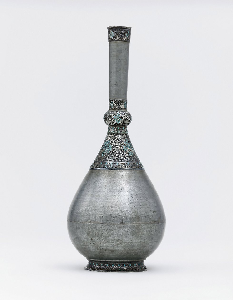 Eine osmanische Flasche aus Zink mit türkisfarbenen Einsätzen und silberner Montierung von Ottoman School