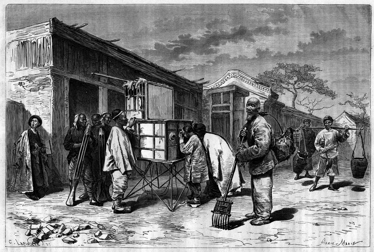 Aktivität in den Straßen von Peking (Beijing), mit einem Diorama aus dem 19. Jahrhundert. Gravur nach einer Zeichnung von Sellier, nach einem Foto von Thomson, in "Le Tour du Monde, Nouveau journal des Voyages", herausgegeben von Edouard Charton, Paris von P. (after) Sellier