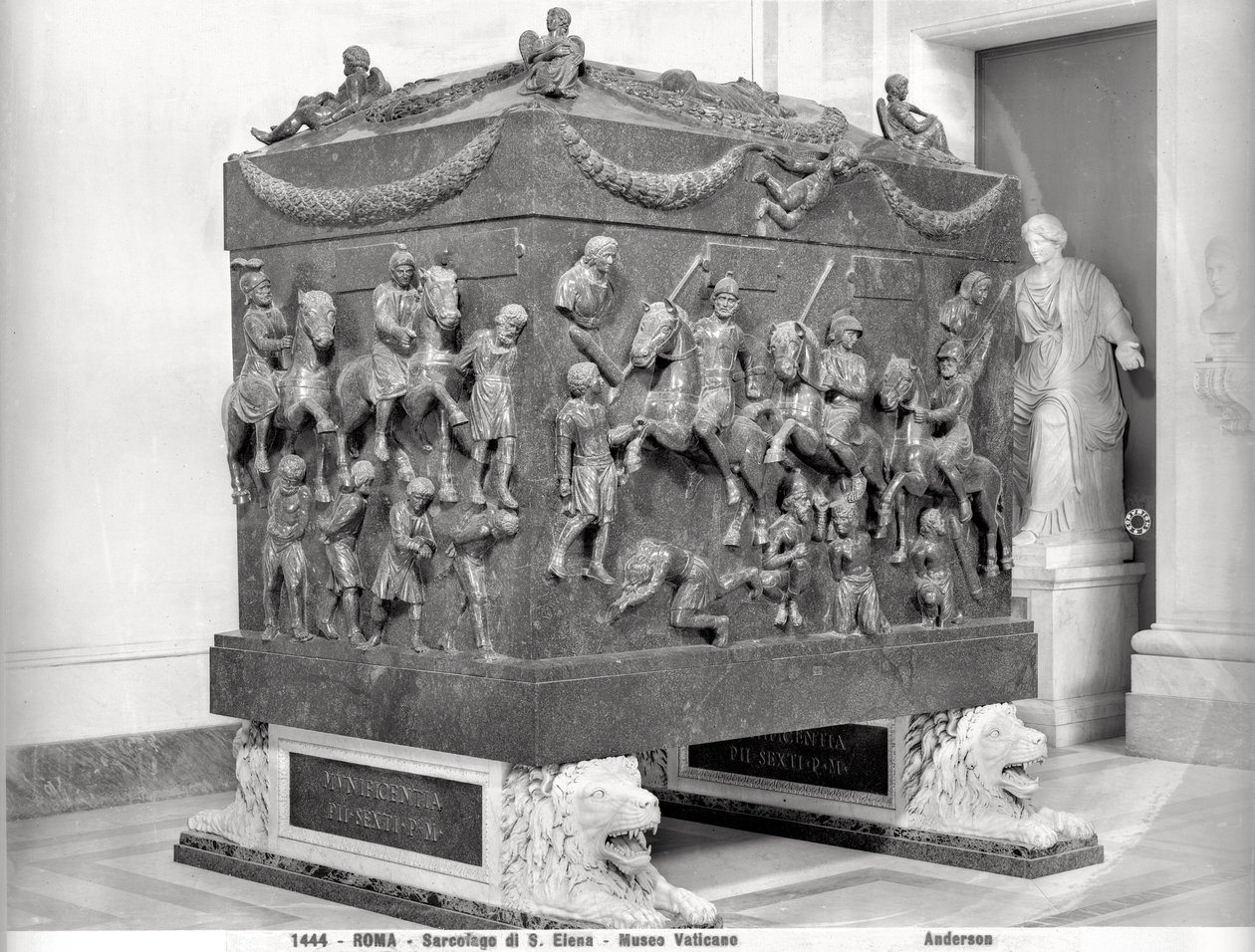 Sarkophag der Heiligen Helena mit römischen Reitern und barbarischen Gefangenen von Paleo Christian