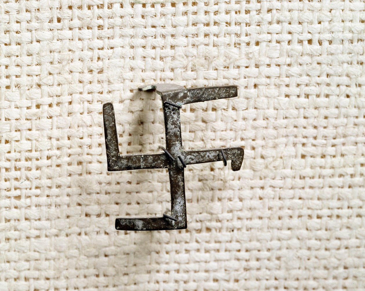 Christliche Antike: Fibel in Form eines Swastika (die das Hakenkreuz inspirieren wird). 1. bis 3. Jahrhundert. Nationalmuseum für Archäologie von Saint Germain en Laye von Paleo Christian