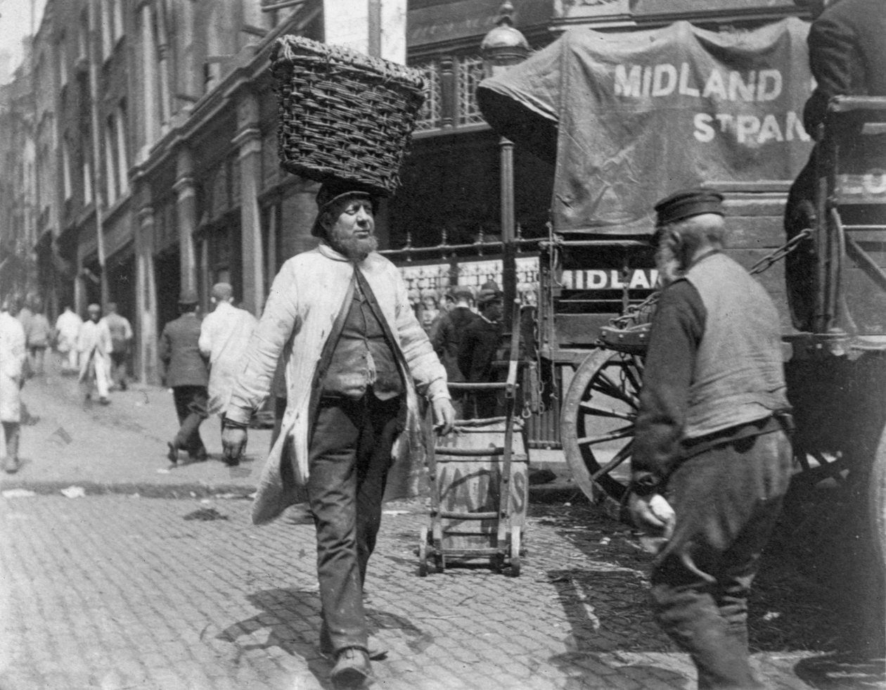 Fischträger auf dem Billingsgate-Markt, London, 1893 von Paul Martin