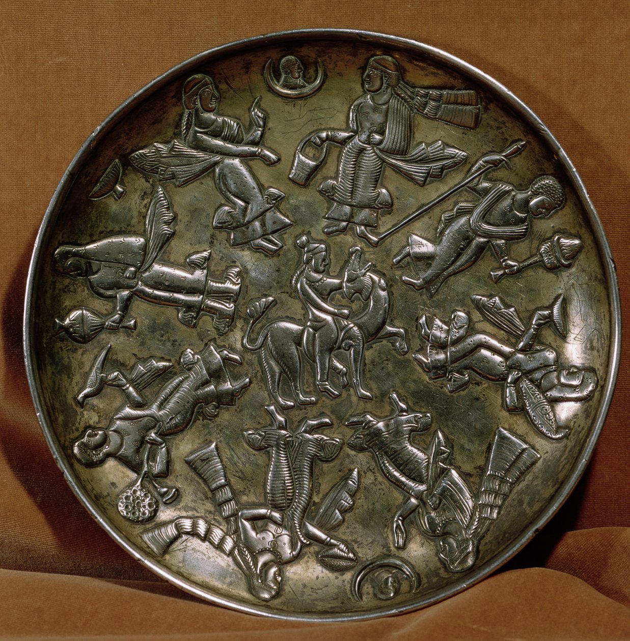 Schale mit Reliefdekoration der Göttin Anahita, umgeben von acht weiblichen Figuren von Persian School