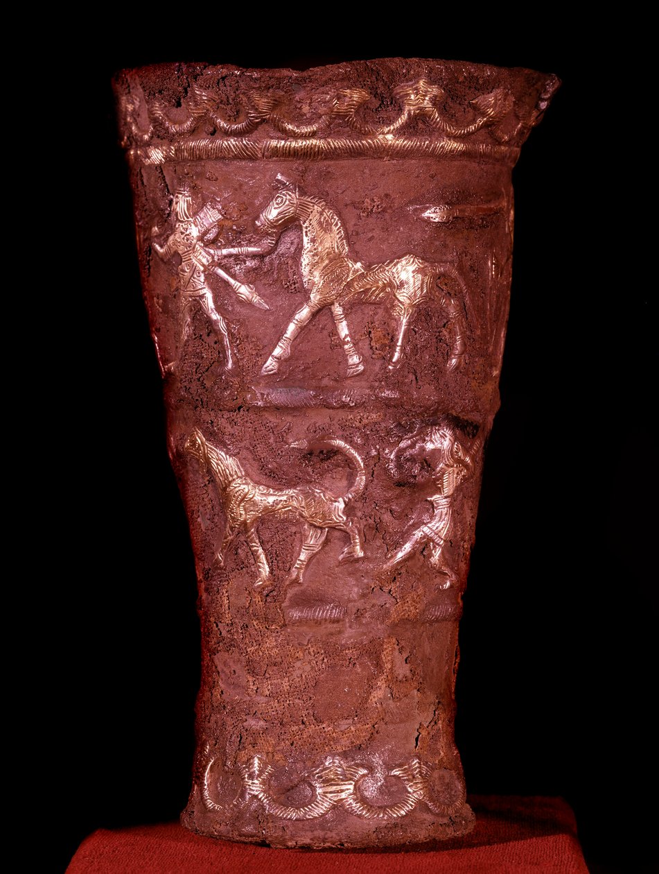 Persische Kunst: Silberbecher mit Gold eingelegt aus Hassanlu, 9. Jahrhundert v. Chr. Kampfszenen oben und Jagdszenen unten. Teheran, Archäologisches Museum von Persian School