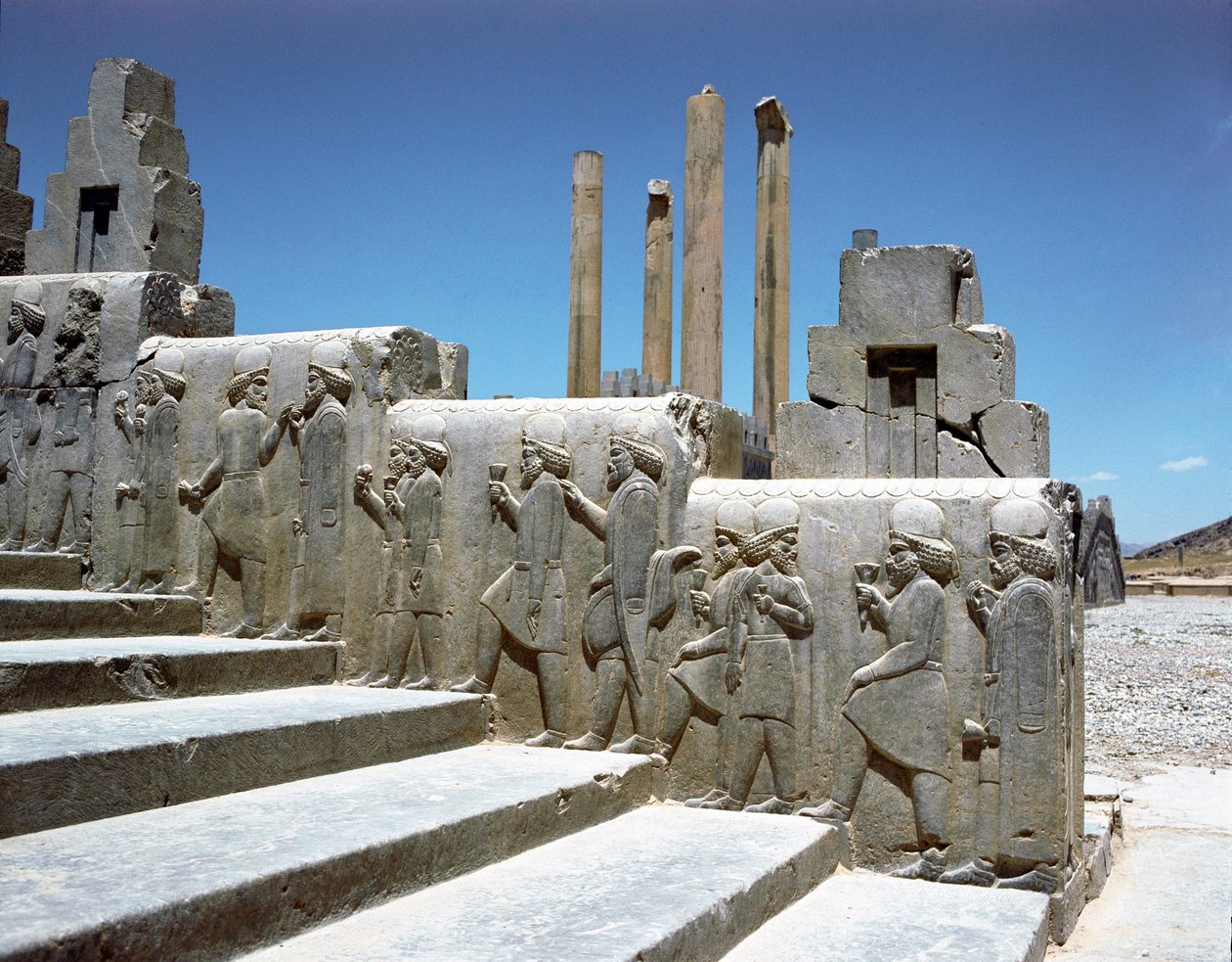 Unterworfene Völker. Reliefs der östlichen Treppe der Apadana, 6. Jahrhundert v. Chr. von Persian School