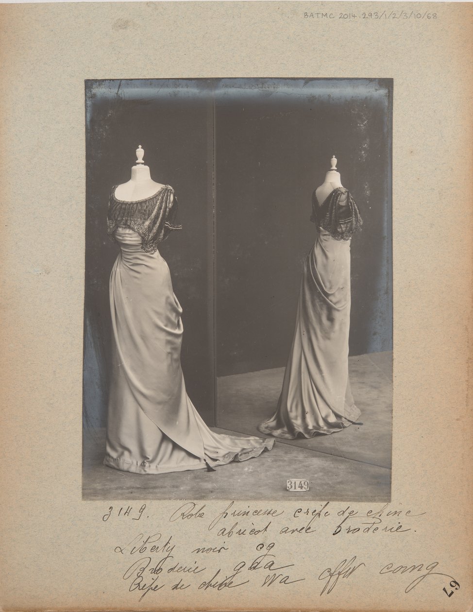 Albumseite: House of Worth, Ballkleid von Photographer French