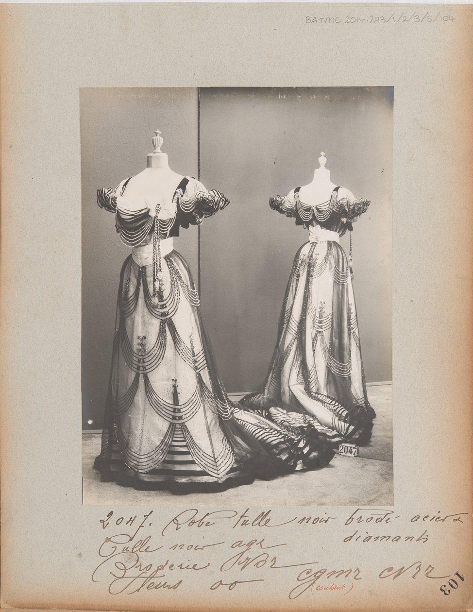 Albumseite: House of Worth, Ballkleid von Photographer French