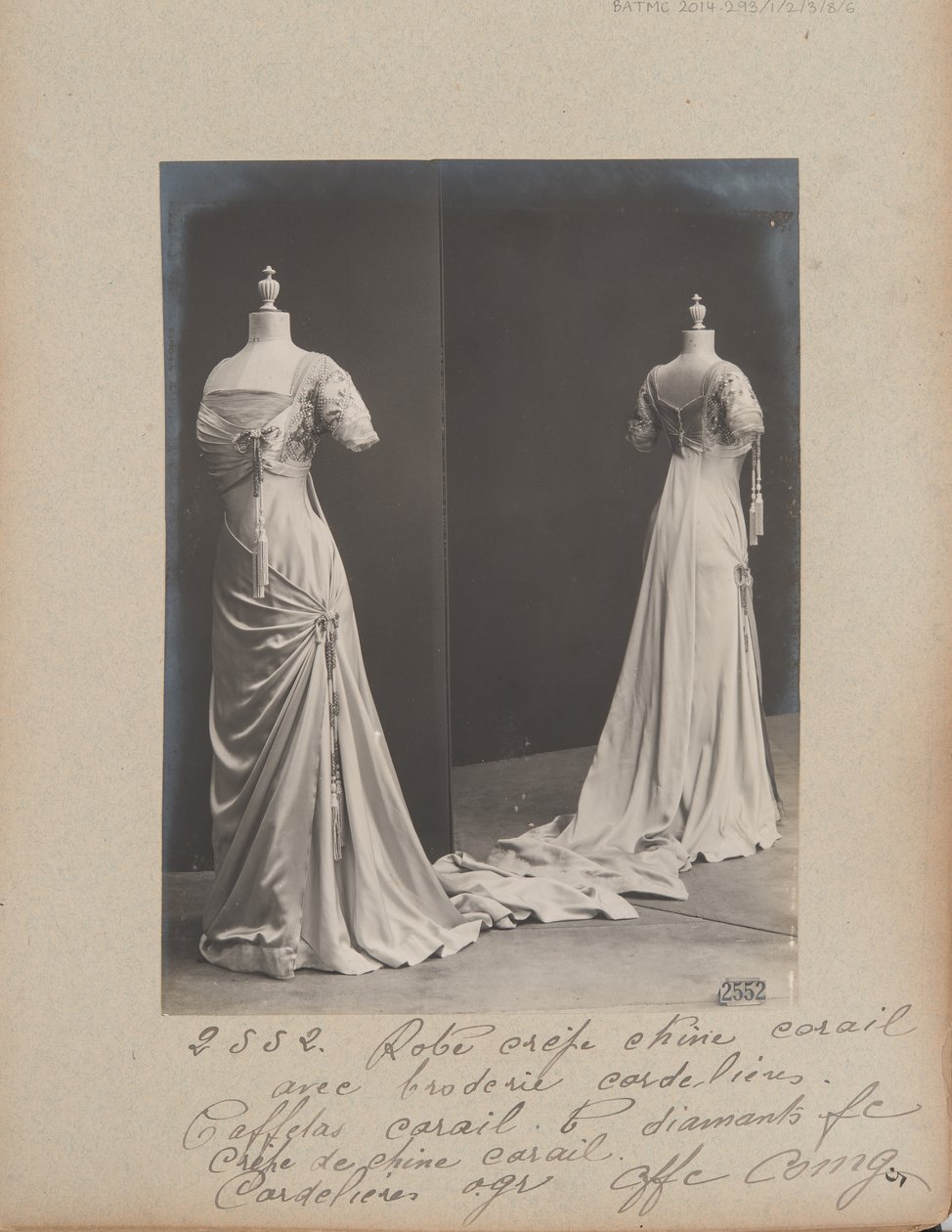 Albumseite: House of Worth, Abendkleid von Photographer French