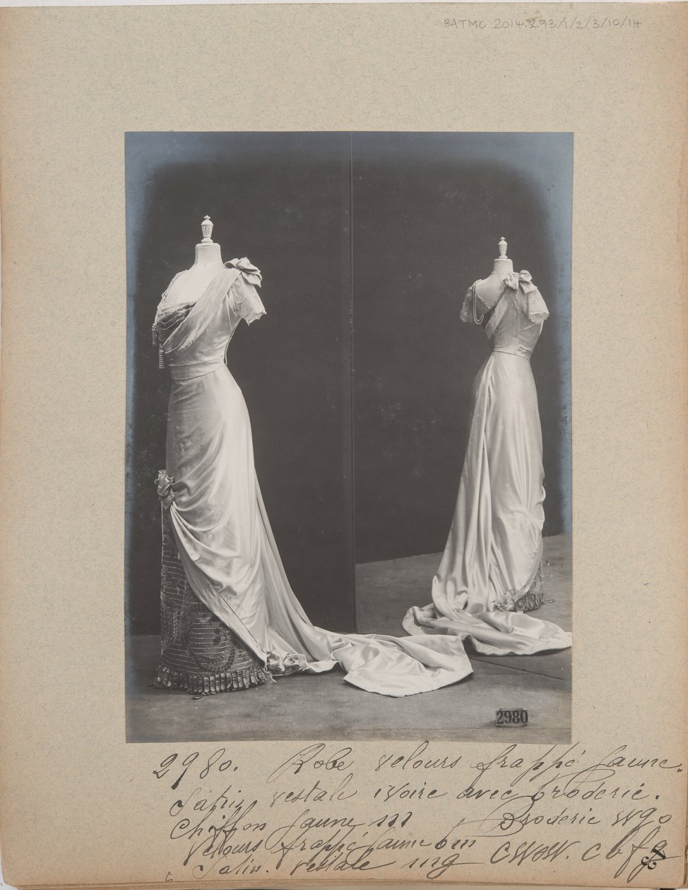 Albumseite: House of Worth, Abendkleid von Photographer French